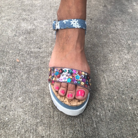 Betsey Johnson platform sandals, UNIQUE, denim & clear w/ flower decor - size 8 - Picture 6 of 8